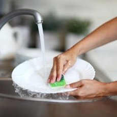 Можно ли мыть посуду хозяйственным мылом