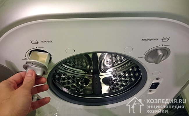 Компактная стиральная машина оснащена небольшими отсеками для стирального порошка и кондиционера