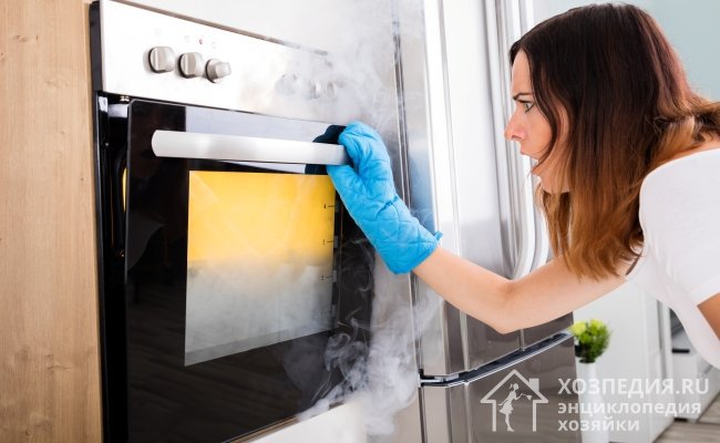 При сильных загрязнениях процесс пиролитической самоочистки духовки может сопровождаться дымом и неприятными запахами