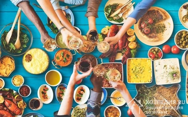 Для ужина с друзьями или вечеринки на даче стол можно сервировать в более демократичном домашнем стиле