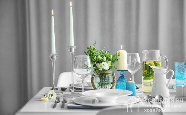 Сервировку стола к ужину завершают цветочной композицией и свечами