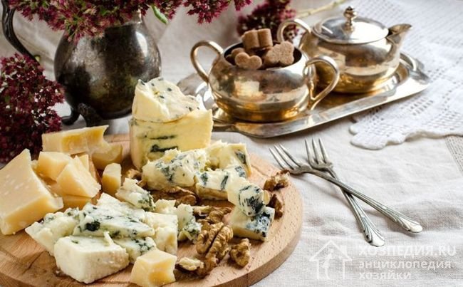 Сыр и бекон подают на разделочной доске или тарелке вместе с приборами