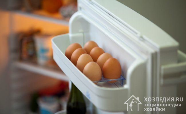 Специальные отделения, расположенные на дверце холодильника, – не самое лучшее место для хранения яиц