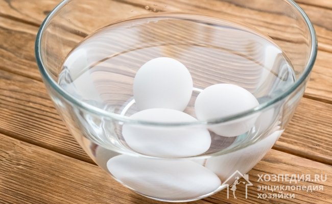 Чтобы определить степень свежести яиц, их нужно опустить в воду (если они утонули, значит, свежие)