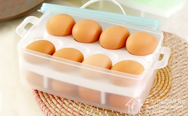 Храните вареные яйца в специальном герметичном контейнере. Это предотвратит распространение аромата по рефрижератору и поможет избежать впитывания яйцами посторонних запахов