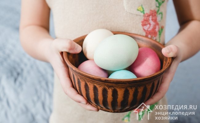 Вареные яйца после Пасхи можно хранить в холодильнике или при комнатной температуре. Постарайтесь съесть их в течение 2-3 дней