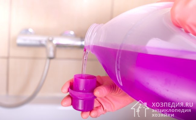 Жидкие и другие моющие средства также следует добавлять в стиральную машину в соответствии с рекомендованной дозировкой: используйте 1 ложку или колпачок геля на 1 цикл стирки