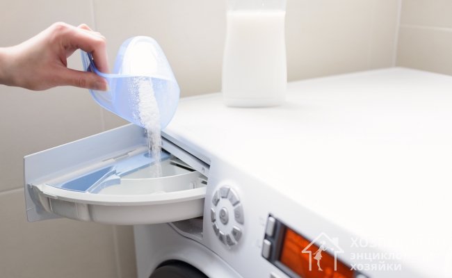 Чтобы очистить лоток стиральной машины, засыпьте в него моющее средство или лимонную кислоту и запустите агрегат. Такой метод чистки избавит от грязи лоток и другие внутренние детали