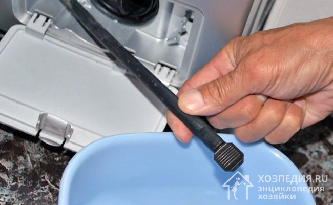 Слить воду из стиральной машины можно при помощи аварийного шланга
