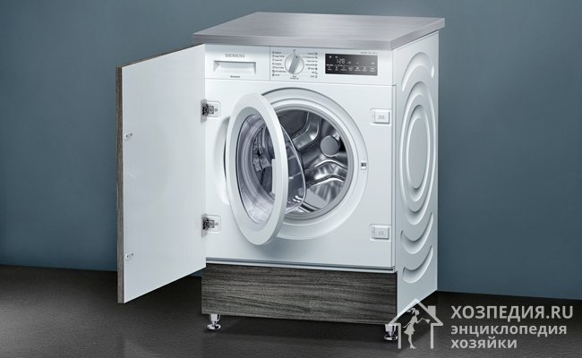 Корпус встраиваемой стиральной машины оснащен дополнительными крепежными элементами и съемной панелью