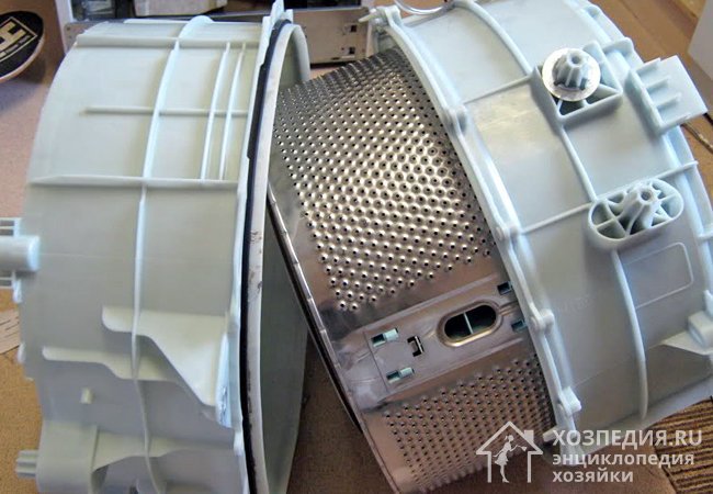 Бак стиральной машины изготавливают из нержавеющей стали или высокопрочного пластика. Его конструкция может быть цельной или разборной