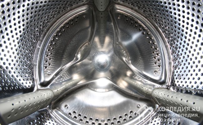 Вода и моющие средства попадают из бака в барабан через небольшие отверстия (перфорацию)