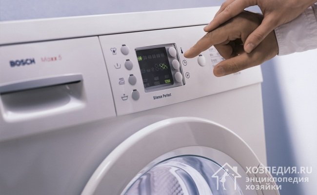 Встраиваемые стиральные машины часто оснащены электронной панелью управления с жидкокристаллическим дисплеем