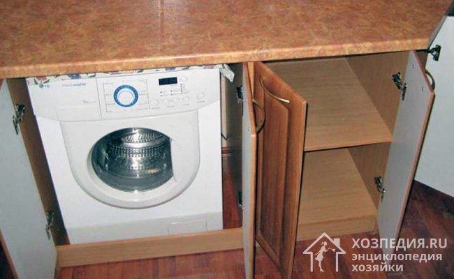 Встраивая агрегат под столешницу на кухне, стоит сразу выделить свободный шкафчик для моющих средств
